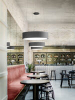 lampadario led a sospensione a soffitto due anelli colore grigio applicato in un bar
