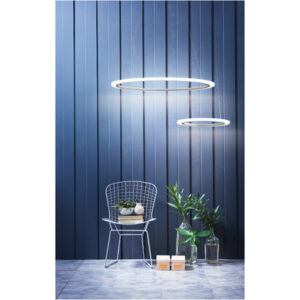lampadario led a sospensione a soffitto rotondo due anelli sottili in alluminio colore bianco sopra a sedia piante e libri