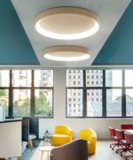 plafoniere led a soffitto rotonde colore sabbia applicate in sala meeting