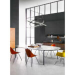 lampadario led a sospensione a soffitto rotondo due anelli sottili in alluminio colore nero in sala da pranzo