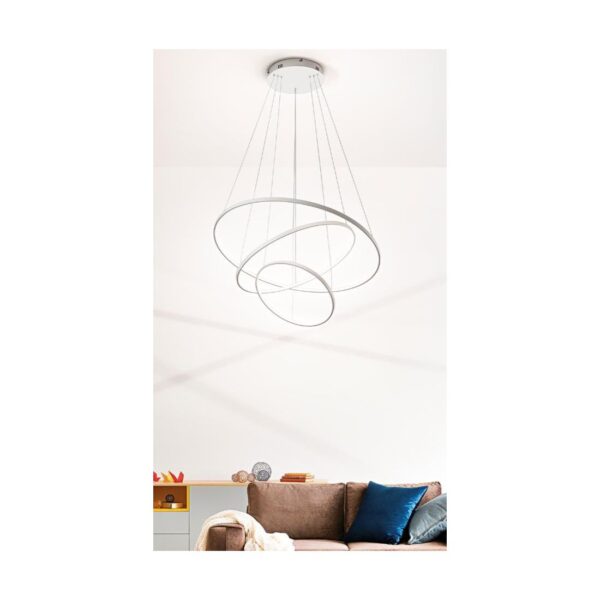lampadario led a sospensione a soffitto rotondo tre anelli sottili in alluminio colore bianco applicato in un soggiorno