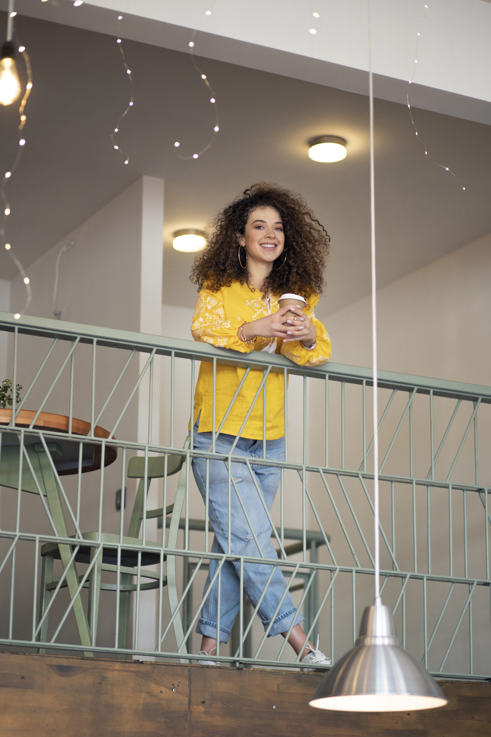ragazza sul soppalco di casa plafoniere led a soffitto bonus mobili 2025