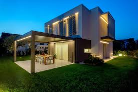 illuminazione striisce led esterno casa