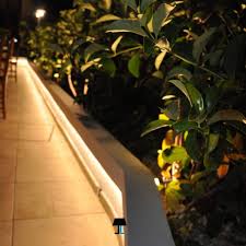 giardino illuminato con strisce led da esterno