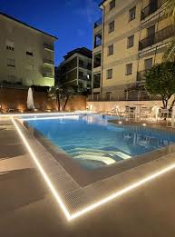 come illuminare la piscina con strisce led