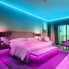 camera da letto illuminata con strisce led multicolor