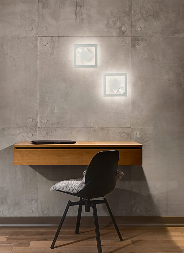plafoniera led a parete quadrata colore bianco piccola sopra scrivania sedia e pc